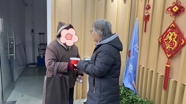 “小孩小孩你别馋，过了腊八就是年”，彭浦镇暖心赠送腊八粥