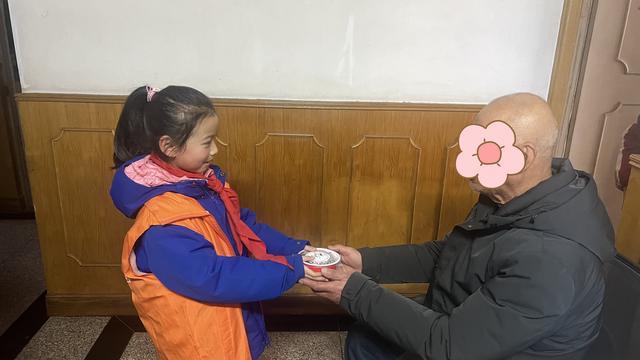 “小孩小孩你别馋，过了腊八就是年”，彭浦镇暖心赠送腊八粥