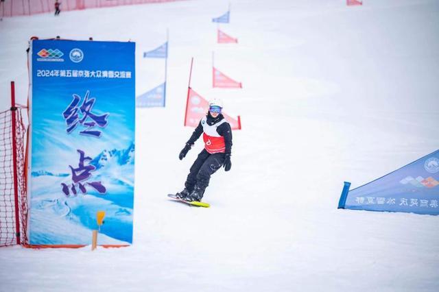 京冀两地240名滑雪爱好者雪上竞速