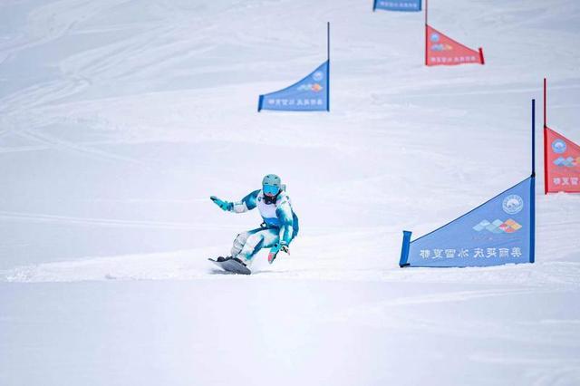 京冀两地240名滑雪爱好者雪上竞速