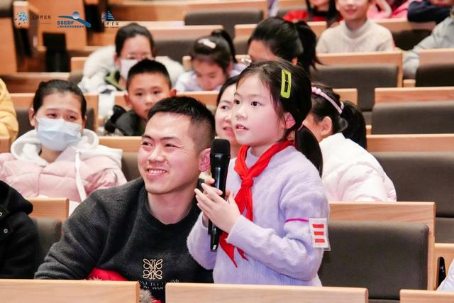 上海科技馆“寒假周末营”来了！院士给孩子讲解月球上的“地外纤维”