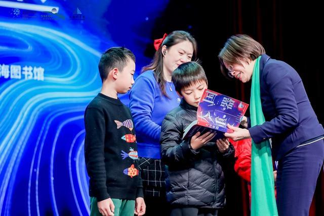 上海科技馆“寒假周末营”来了！院士给孩子讲解月球上的“地外纤维”