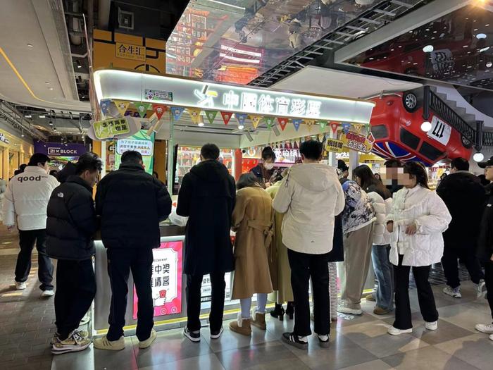 北京合生汇商场B2层的彩票站,挤满了购买刮刮乐的年轻人。图/于盛梅摄