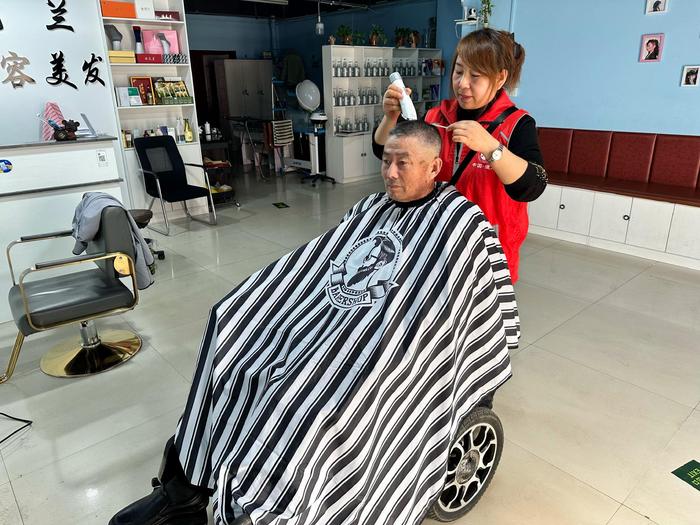 宁夏银川有位“最美理发师”，去年为500多人次免费理发