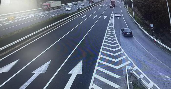 上海“逢节多堵”的G40增设控流信号灯，隧道口长实线防变道