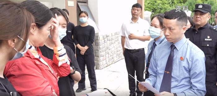 贵州两名落马女厅官被逮捕画面曝光 一人想念父母做的菜，一人带好衣服主动投案