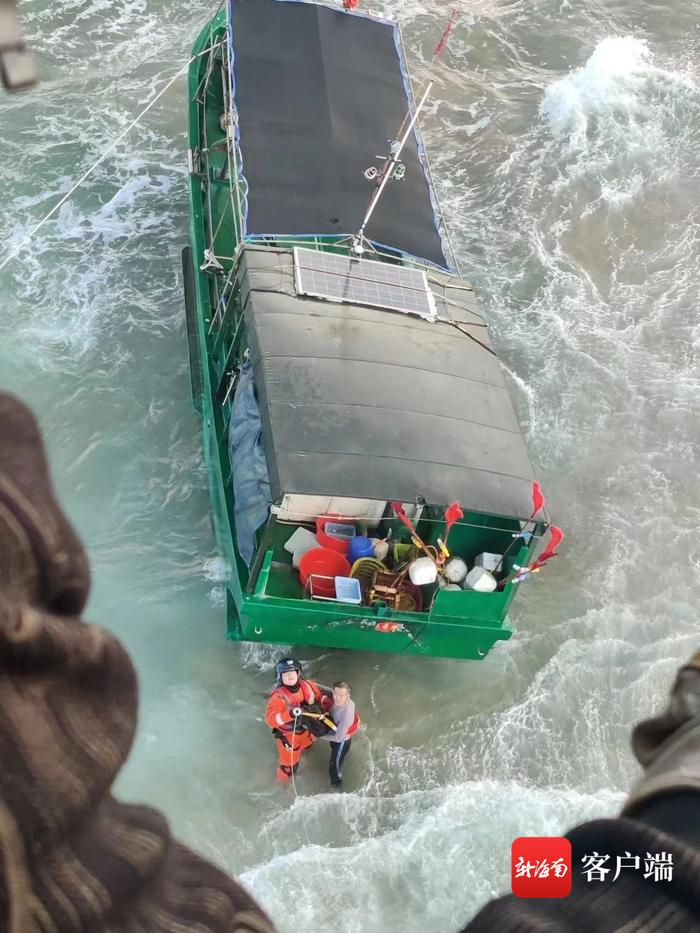 渔船在琼州海峡搁浅遇险 南海救助局成功救起遇险人员