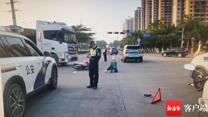 骑电动自行车接送孩子请务必遵守交通规则！海口交警发布两起事故警示