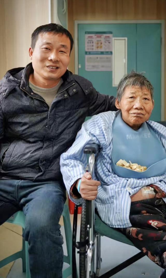 一家四口三人生病，河南男子步行两小时背重病母亲就医，“我要让我妈过个好年”