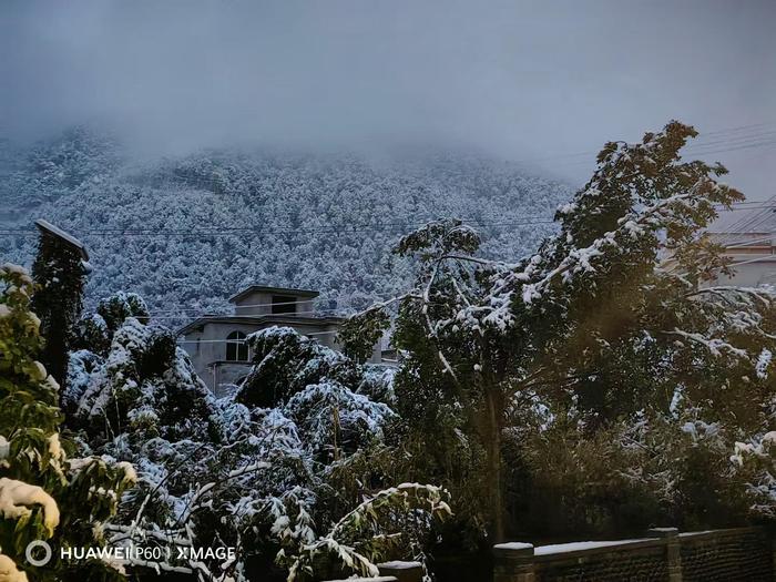 四川西昌迎来2024年第一场雪：城区周边山头白雪皑皑 市民称一夜之间看到北国风光