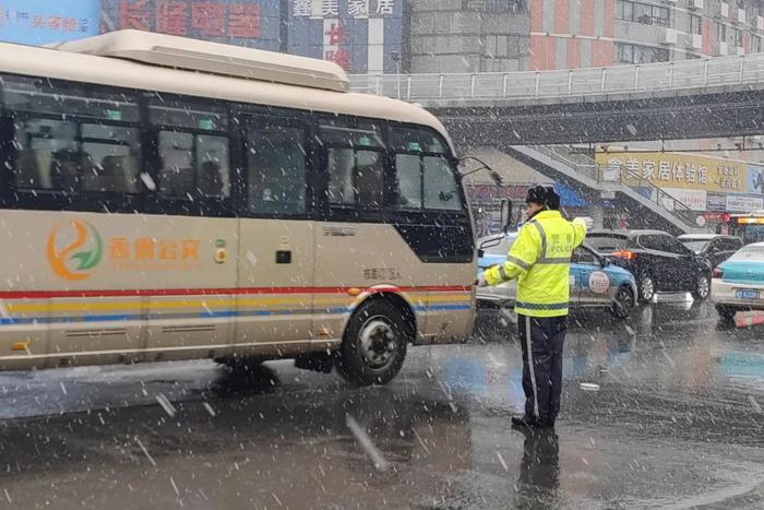 永州各级各部门压实防范责任 细化应对措施积极应对低温雨雪冰冻灾害天气