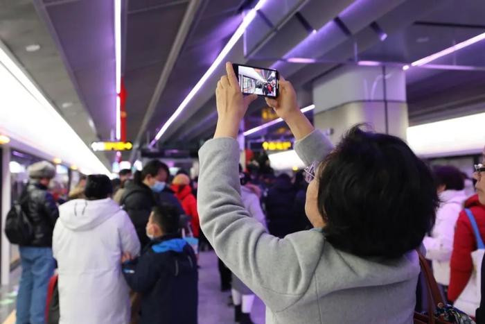 127.98万人次！S1线试乘首日地铁全网客流创新高 江阴外滩站成“流量王”