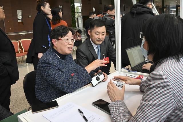 “代表反映的都是老百姓的难题，一定要重视！”市政府各部门现场办理代表意见