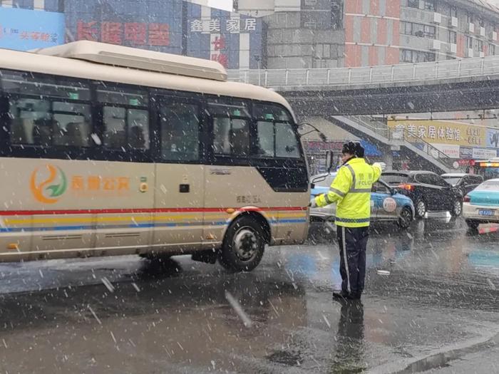 永州各级各部门压实防范责任 细化应对措施积极应对低温雨雪冰冻灾害天气