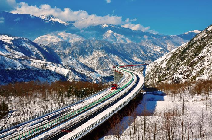 雅西高速泥巴山段气温骤降路面结冰，道路双向管控分流所有车辆