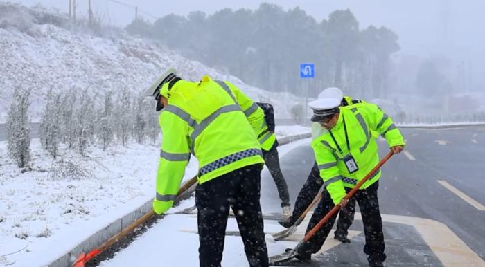 浴“雪”奋战 全力以赴保安全保畅通保供电保民生保稳定