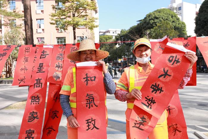 龙华中心小学举行义写春联活动，师生挥笔泼墨传递祝福与温暖