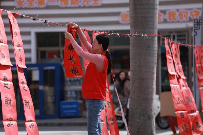 龙华中心小学举行义写春联活动，师生挥笔泼墨传递祝福与温暖