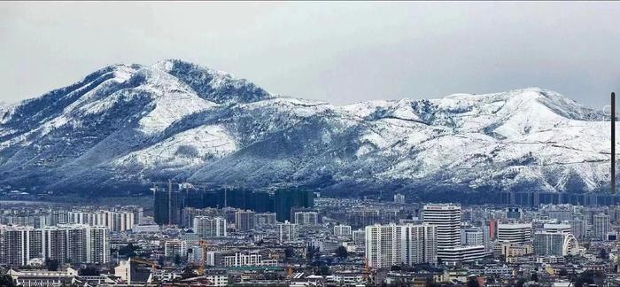 四川西昌迎来2024年第一场雪：城区周边山头白雪皑皑 市民称一夜之间看到北国风光