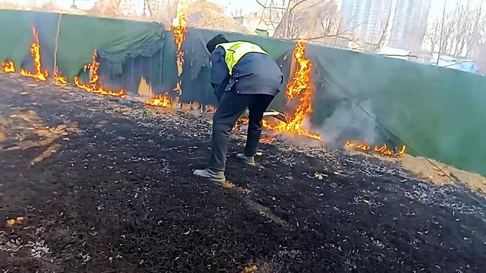 生态廊道千余平方草坪着火，交警和一群热心市民勇救火