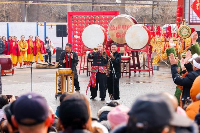 央视点赞，抖音主播张勇办锣鼓“村晚”吸引790万人观看