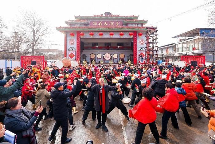 央视点赞，抖音主播张勇办锣鼓“村晚”吸引790万人观看