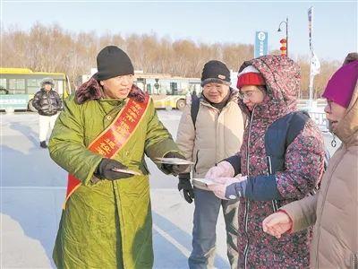 新年伊始，黑龙江省哈尔滨市掀起“冰雪热”，一百五十余名退役军人积极志愿服务各地游客——“尔滨军大衣”温暖八方客