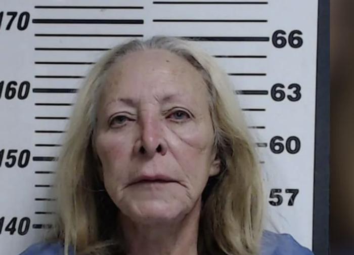 美国66岁女子被控杀害其42岁儿子：尸体藏于家中假墙后，冒充儿子与家人沟通