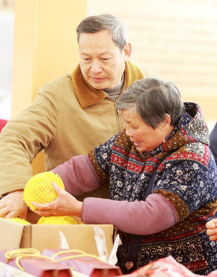 窑洞里储存的苹果被“清仓”了