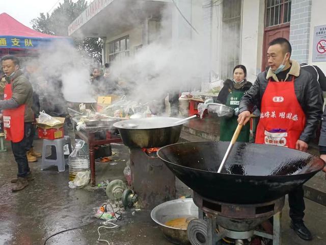 直击云南山体滑坡灾后现场：泥石接近5楼高度，救援队零下2℃烤火取暖