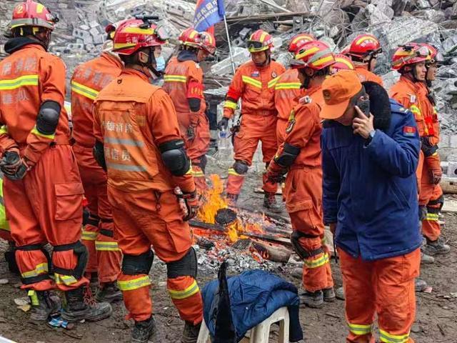 直击云南山体滑坡灾后现场：泥石接近5楼高度，救援队零下2℃烤火取暖