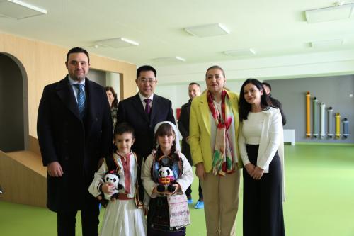 驻北马其顿大使张佐与北马劳动部长共同访问斯特鲁米察市和盖夫盖利亚市