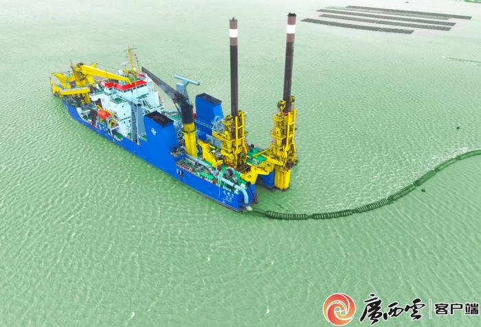 中国自主建造的首艘超大型自航绞吸船“天鲸号”现身平陆运河航道施工