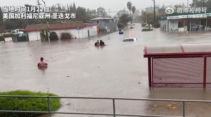 突发洪水！美国一地进入紧急状态！州际公路被淹没，汽车被洪水冲走……