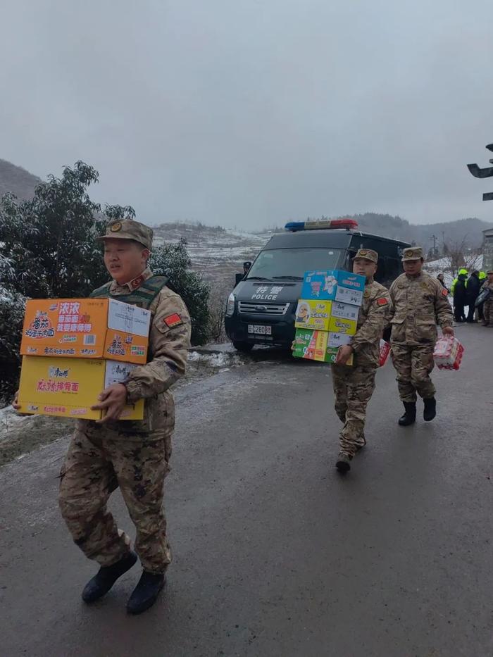 驻滇部队官兵和民兵参与云南昭通市镇雄县山体滑坡灾害救援见闻