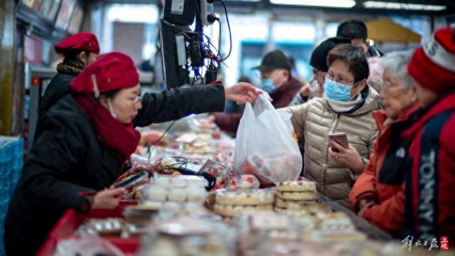 新春将至，上海老字号生意火爆，招牌八宝饭“卷”出新花样