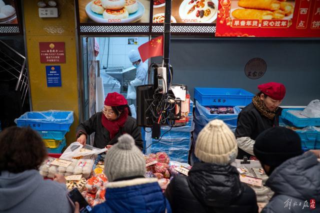 新春将至，上海老字号生意火爆，招牌八宝饭“卷”出新花样