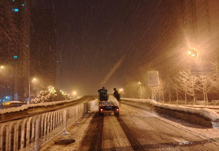 今年首场寒潮来袭，南方多地积极防范应对雪灾冻害