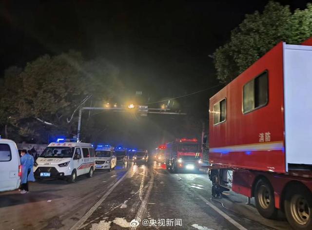 江西新余火灾致39人死亡 目击者：楼上有培训机构，有人跳楼逃生