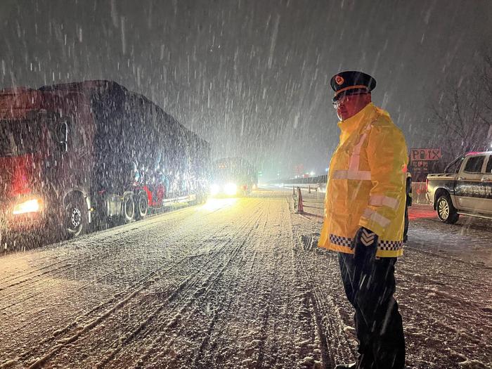 今年首场寒潮来袭，南方多地积极防范应对雪灾冻害