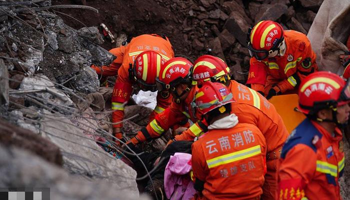 地方新闻精选｜专家分析云南山体滑坡初步成因 湖南一干部无证酒后驾车找人顶包被处理