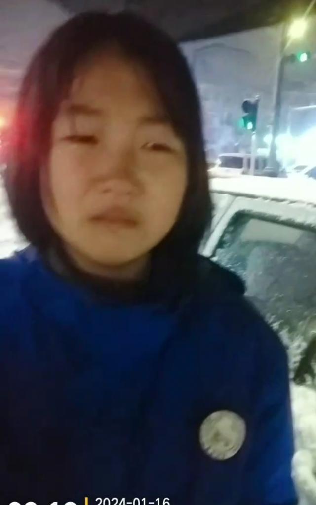 “我不嫌脏，就想帮帮你”，郑州学生雪天徒手帮环卫工装垃圾感动全网