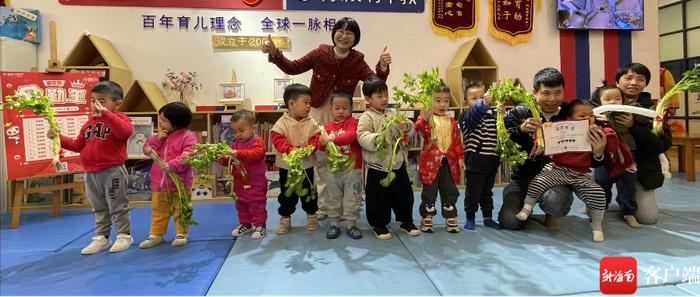 仪式感满满！海口一托育机构宝宝全勤奖是捆大芹菜