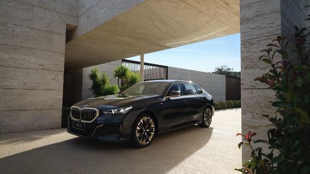 全新BMW 5系43.99万元起售 最畅销的宝马进入全新智能时代