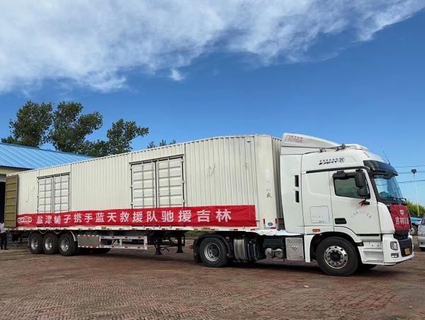 图:盐津铺子员工与浏阳市蓝天救援队在吉林榆树搬运捐赠物资