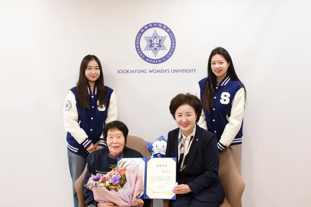 韩国83岁老奶奶考入女子大学：成最老高考生 获得1年奖学金