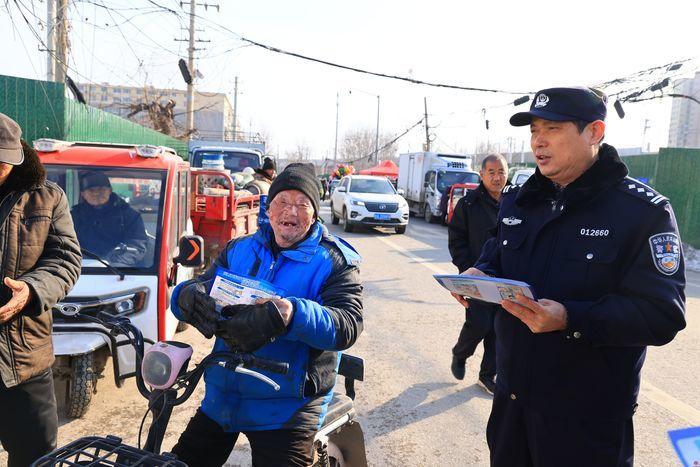 济南市公安局起步区分局所队联合举行打击谣言专项宣传行动