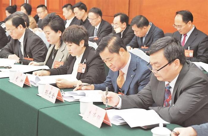 1月25日，在省政协十三届二次会议第四联组会议上，委员们认真阅读相关资料。