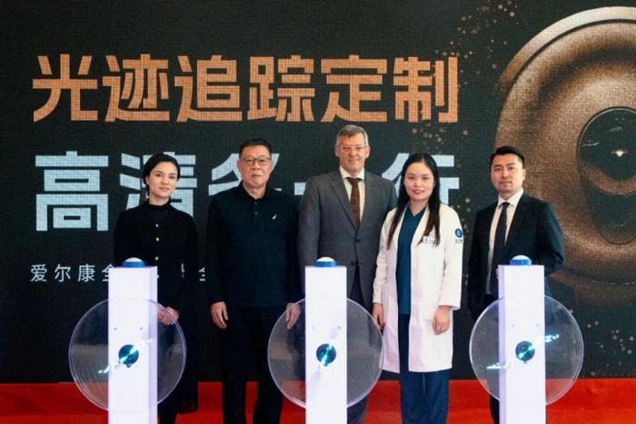 图为全光塑太学眼科上市发布会