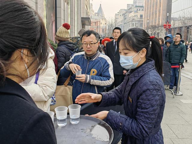 今天上海人又疯狂买买买了！商场关门后就来排队，只为……